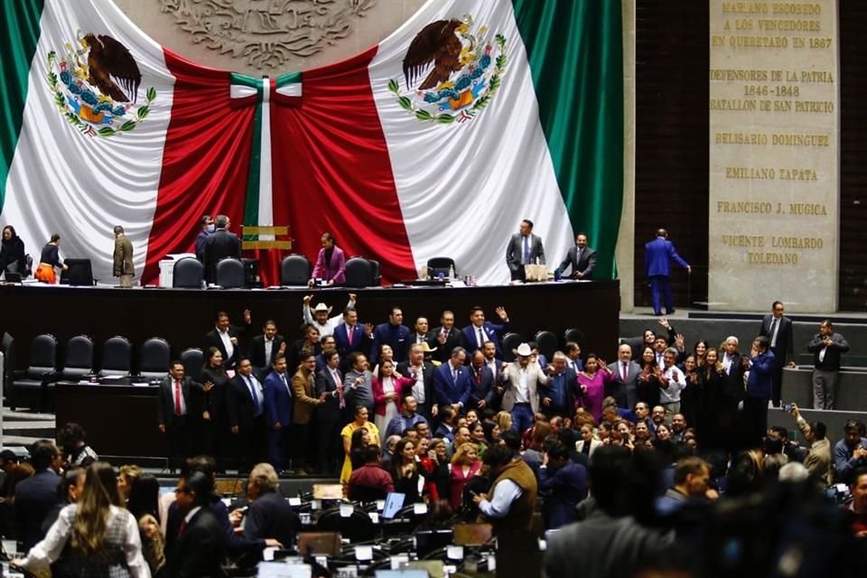 Diputados morenistas celebraron tras la aprobación del dictamen que extiende la presencia de las Fuerzas Armadas en las calles hasta 2028.