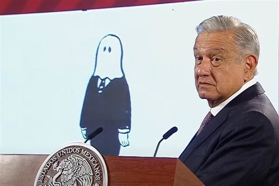 El Presidente Andrés Manuel López Obrador proyecta una caricatura de Abel Quezada sobre el 'tapado'.