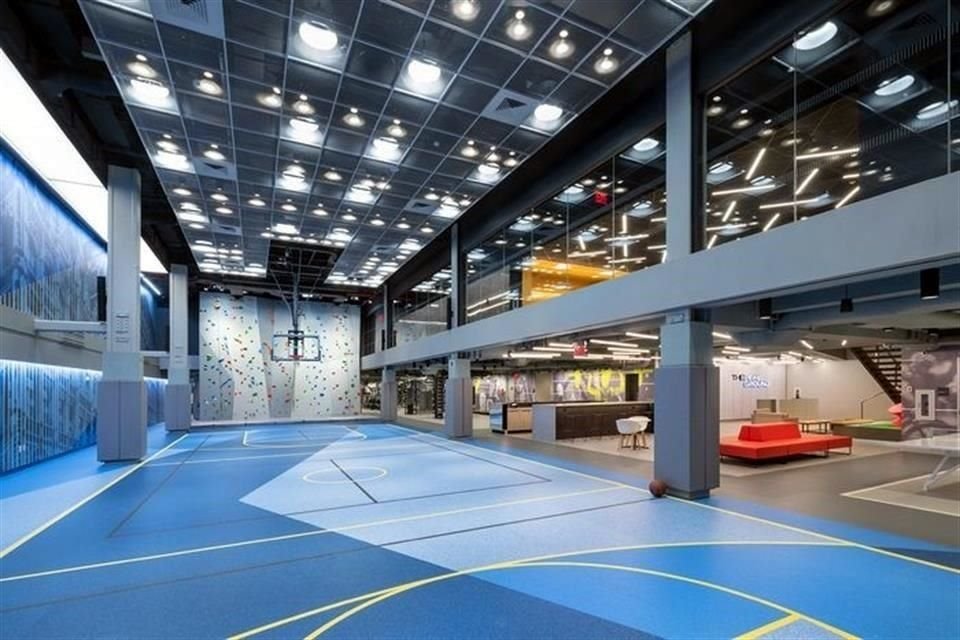Este espacio de oficina rediseñado en el edificio Seagrams en Nueva York incluye un área fitness con una cancha de basquetbol.