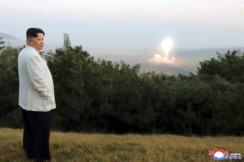 Kim Jong Un supervisa la prueba de un misil balístico.