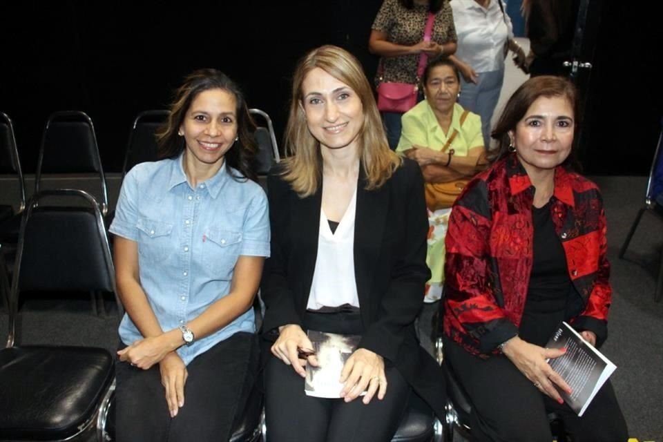Nadia Flores, Elizabeth Garza y Alma Puentes