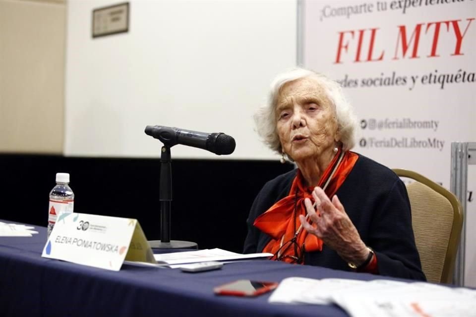 La periodista y escritora conoce a los ganadores del 'Concurso de Ensayo y Video Ensayo sobre Elena Poniatowska 2022'.