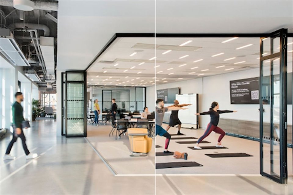 Gensler, firma de arquitectura y diseño, creó su espacio para ser flexible. Puede ser usado para juntas pero también para el yoga.