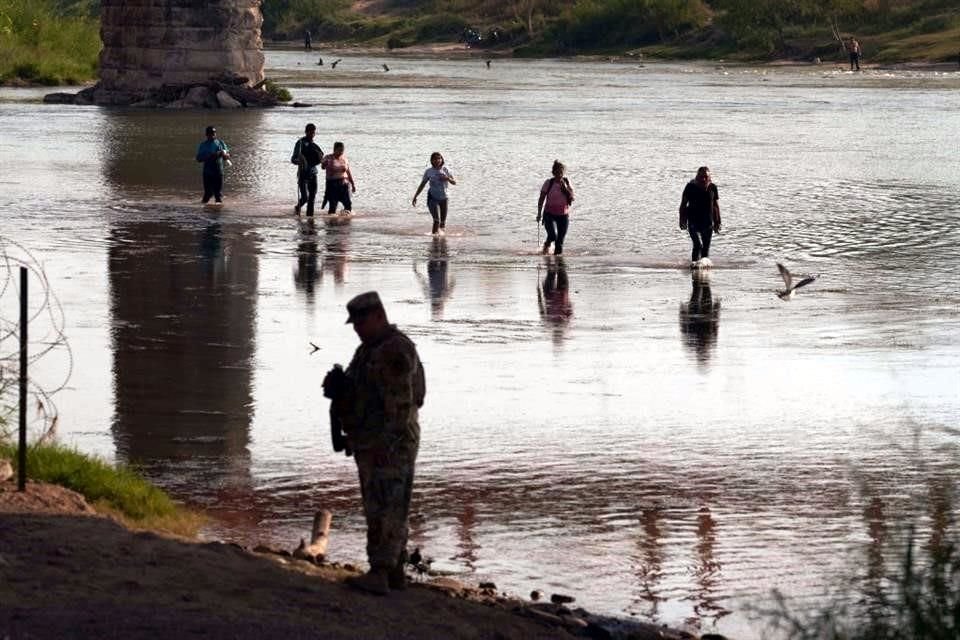 Migrantes sin documentos cruzan el Río Grande de México a EU en Eagle Pass, Texas.