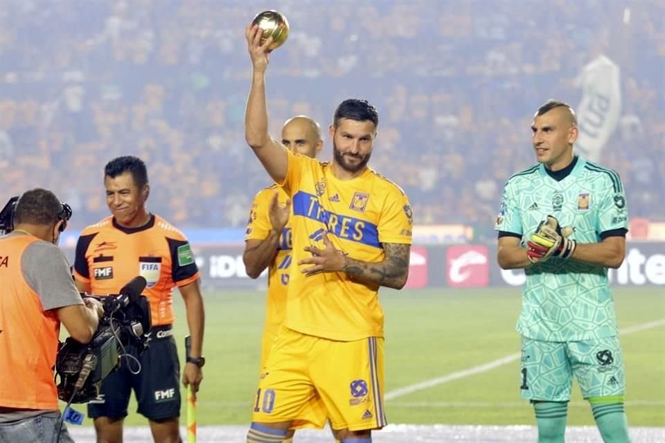Gignac presume su Balón de Oro.