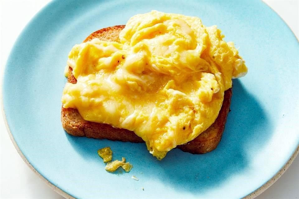 Huevos con queso sobre pan tostado.