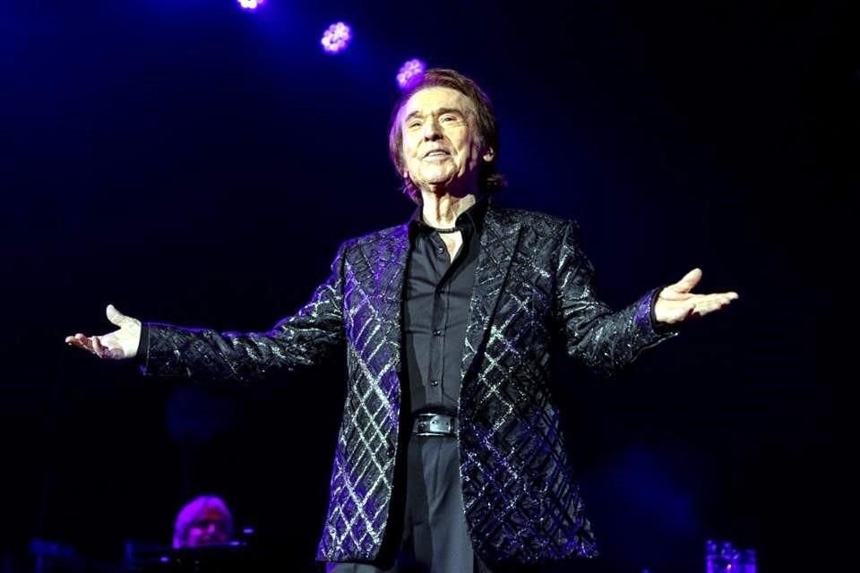 El cantante español le cumplió al público regio que lo llenó de su cariño en el Auditorio Citibanamex.