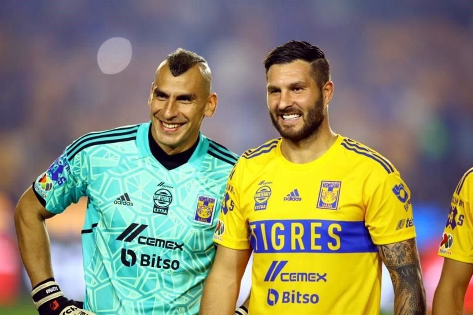 Nahuel Guzmán y André-pierre Gignac le salvaron el partido esta noche a los felinos.