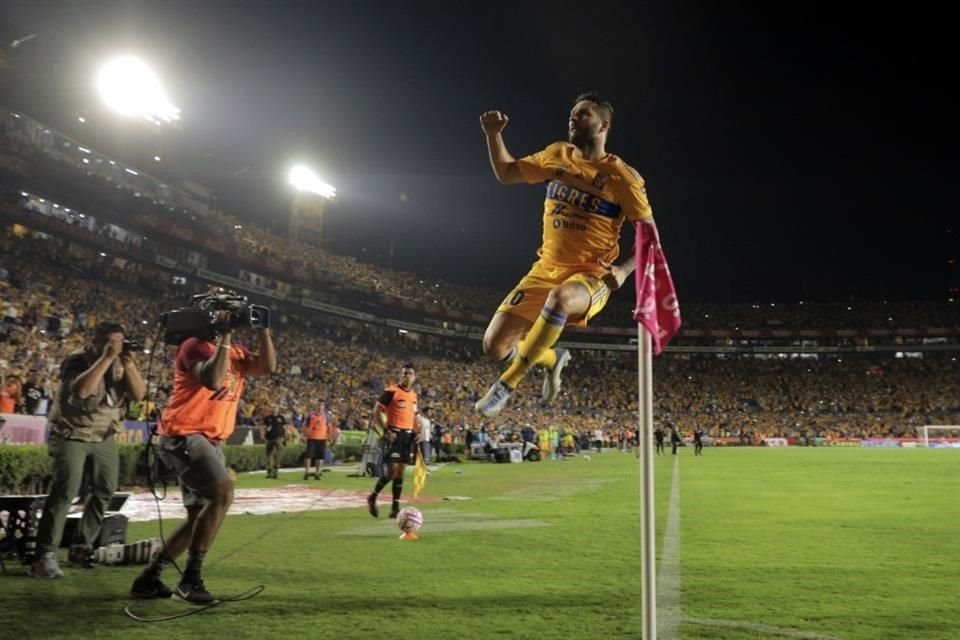 El salto de gol de Gignac.