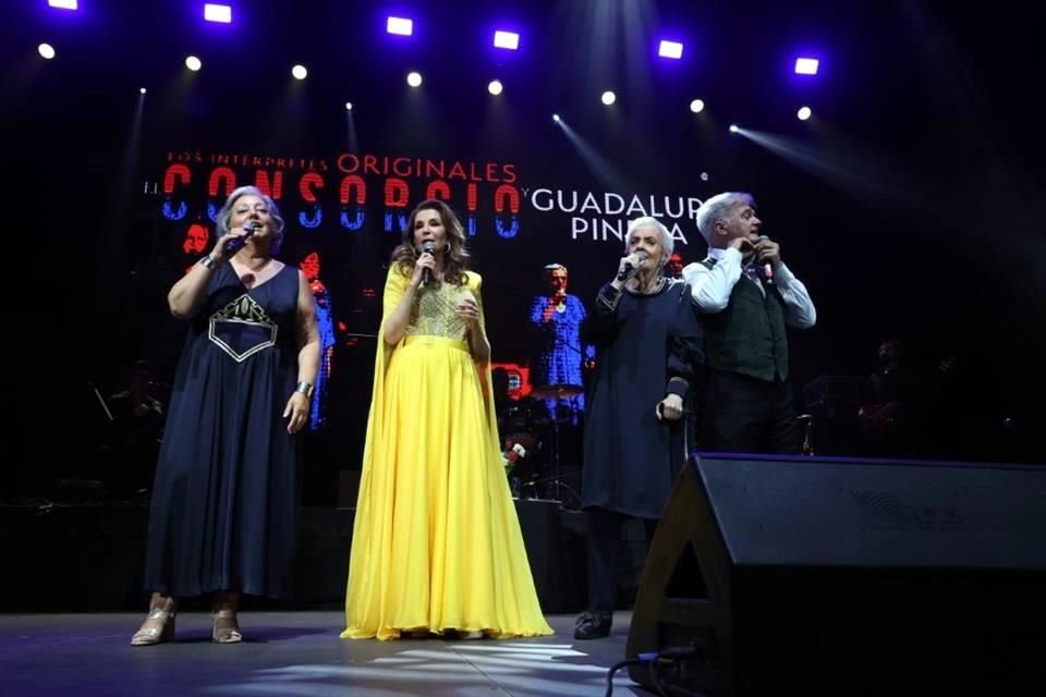 El Consorcio y Guadalupe Pineda cantaron anoche en la Arena Monterrey.