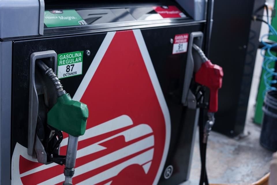 Al inicio del sexenio, el litro de la gasolina regular rondaba los 19.52 pesos y actualmente el precio promedio es de 22 pesos, tan solo para gasolina regular.