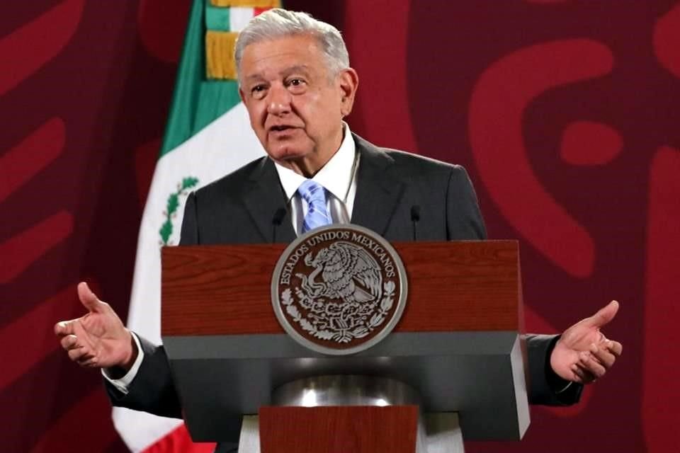 Al narrar anécdotas sobre cómo no pudo pagar comidas o taxis, AMLO dijo que nunca trae efectivo porque no le interesa el dinero.