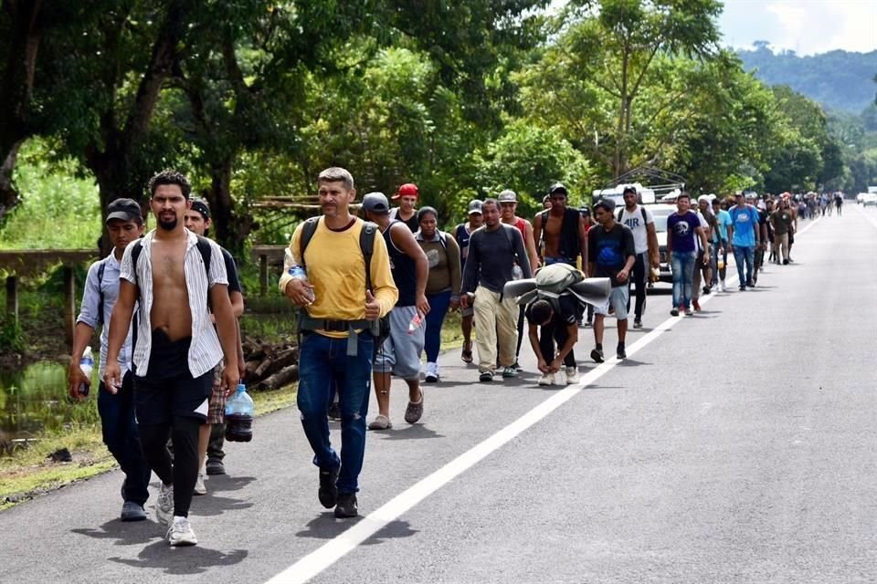 Cerca de mil migrantes, en su mayoría venezolanos, partieron de Chiapas rumbo a Estados Unidos, pese al amago de aquel país de expulsarlos