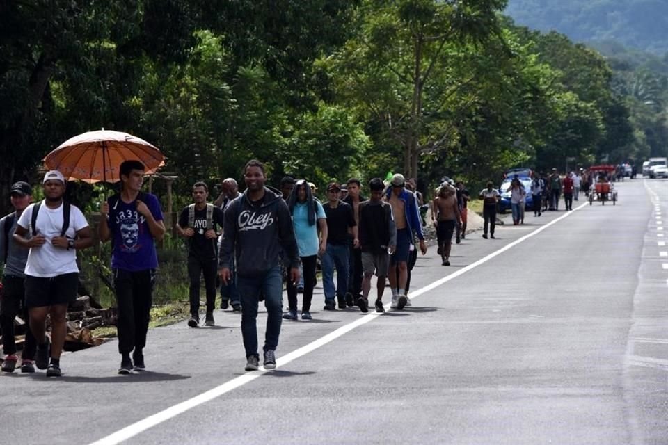 Cerca de mil migrantes, en su mayoría venezolanos, partieron de Chiapas rumbo a Estados Unidos, pese al amago de aquel país de expulsarlos