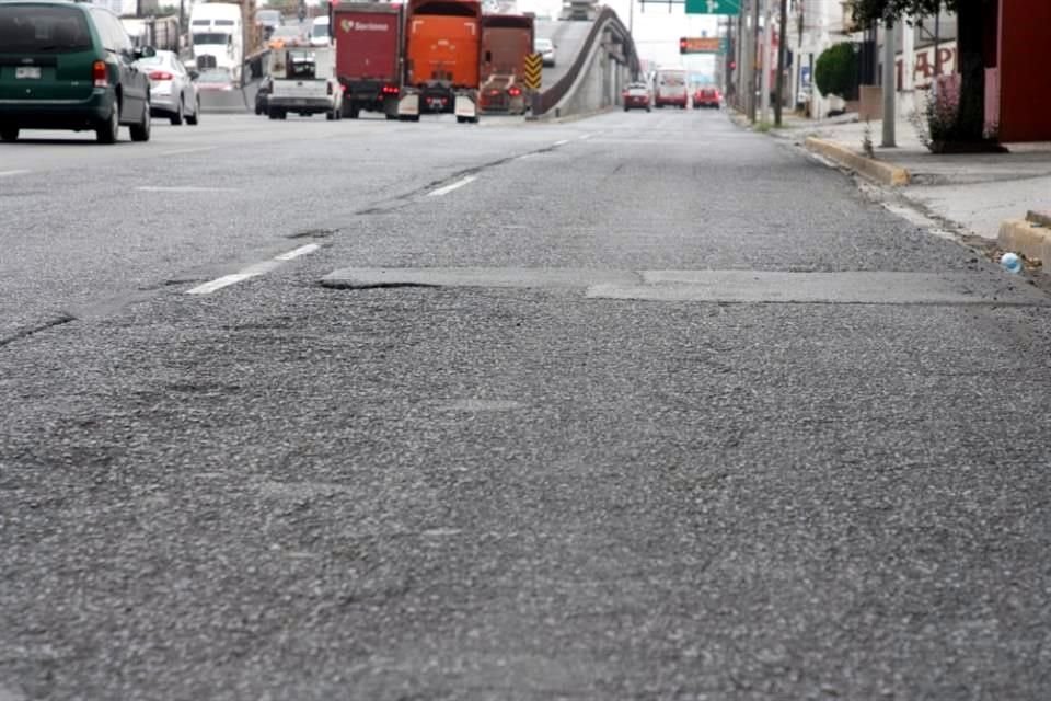 La lateral de Manuel L. Barragán continúa con una falta de recarpeteo.