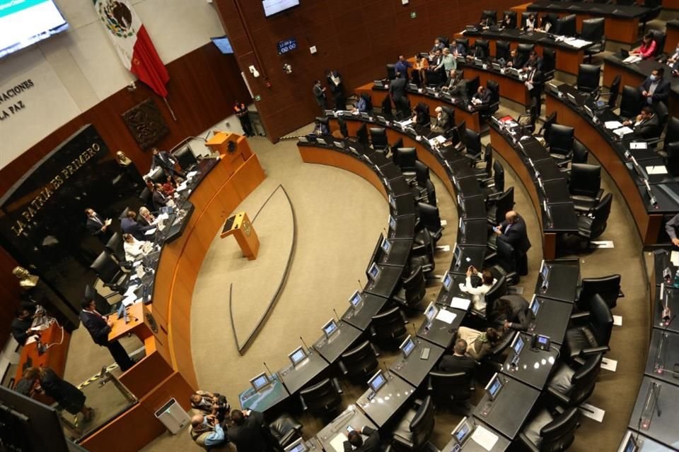 Según el informe, los mexicanos confían poco en sus diputados y senadores.