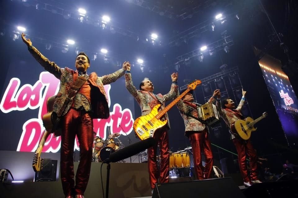 En el primero de sus dos conciertos en Monterrey, Los Tigres del Norte rugen ante 12 mil personas en la Arena Monterrey.