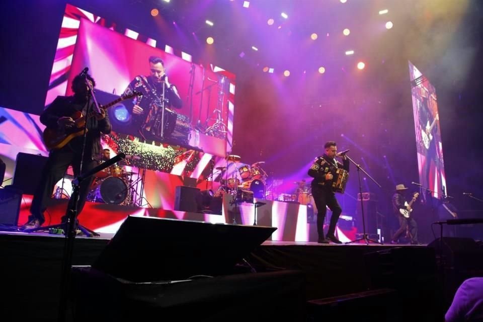 Los hermanos Hernández ofrecieron un concierto con mucha 'garra' ante el público regio que les regaló un 'sold out' en el primero de los dos conciertos que darán en la Arena Monterrey.