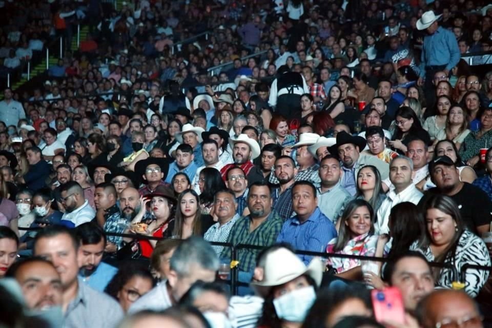 Tras una larga espera en la que los 12 mil asistentes aguardaron la aparición de Jorge, Hernán, Eduardo y Luis Hernández y su primo Óscar Lara, su 'rugido' retumbó con su corrido 'Jefe de Jefes'.