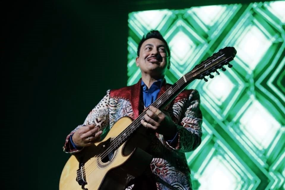 Luis, el menor de los 11 hermanos Hernández, cantó 'Quiero Volar Contigo'.