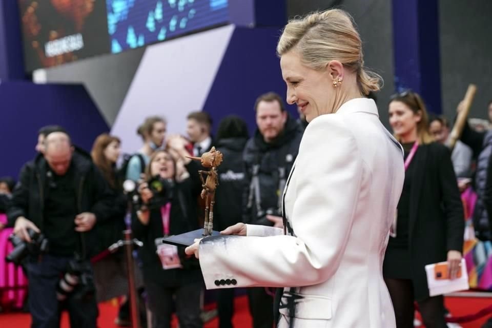 Cate Blanchett posó junto al pequeño títere de 'Pinocho'.