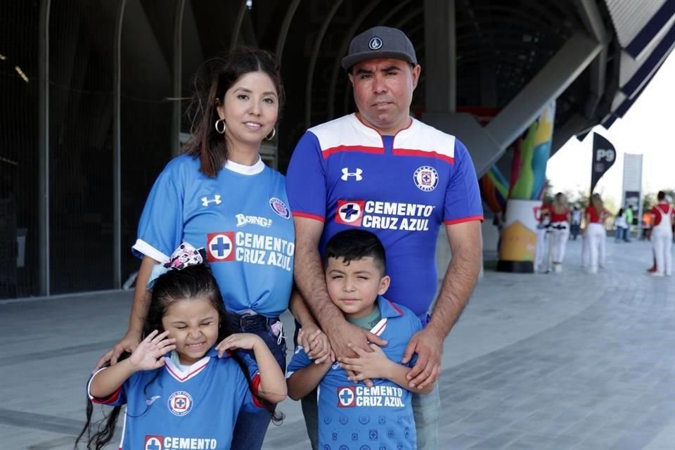 Aficionados del Cruz Azul se hacen presente en el estadio de Rayados.