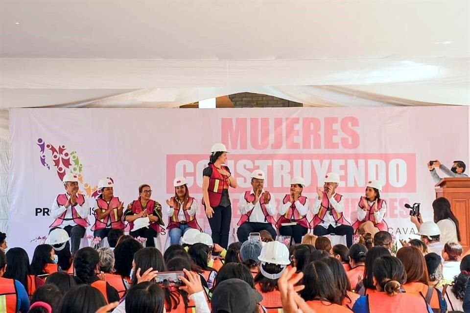 En el lugar estuvieron la secretaria general de Morena en Oaxaca, Elisabeth Reyes Nolasco; la senadora Malú Micher y la diputada Concepción Rueda Gómez.