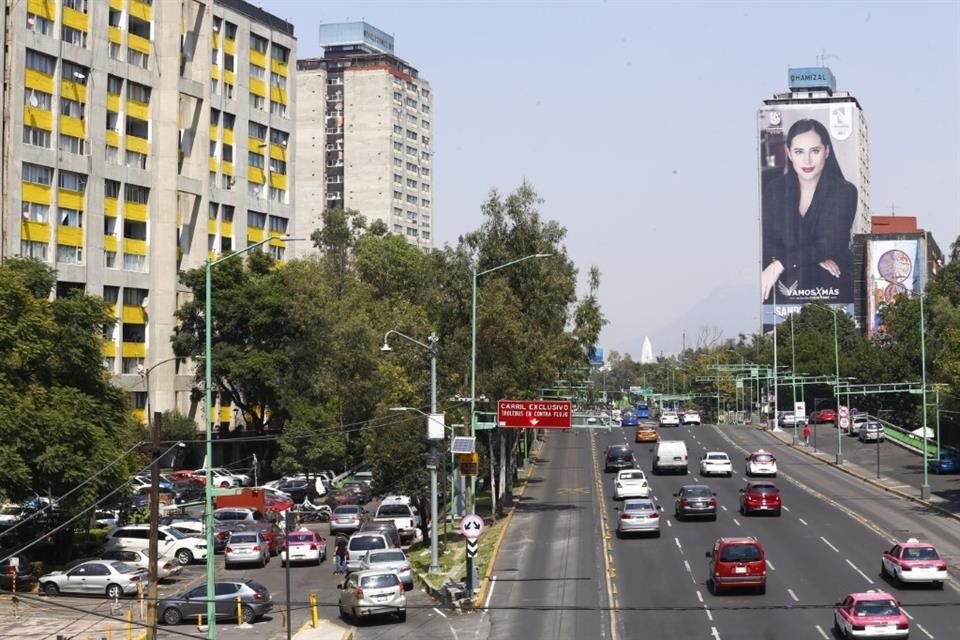 La publicidad cubre las ventanas del muro, lo que contraviene a la Ley de Publicidad Exterior.