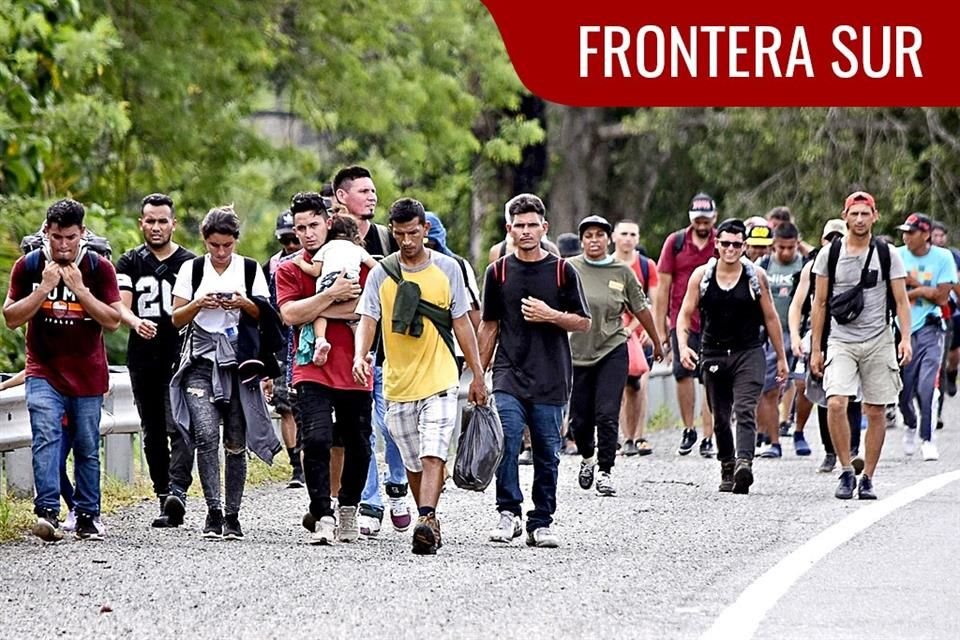 Migrantes venezolanos y de Centroamérica cruzan la frontera sur con la esperanza de que no sean detenidos por autoridades mexicanas.