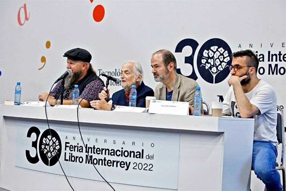El legendario editor Daniel Divinsky (centro) estuvo acompañado por Daniel Salinas Basave (der.) y Juan Villoro.