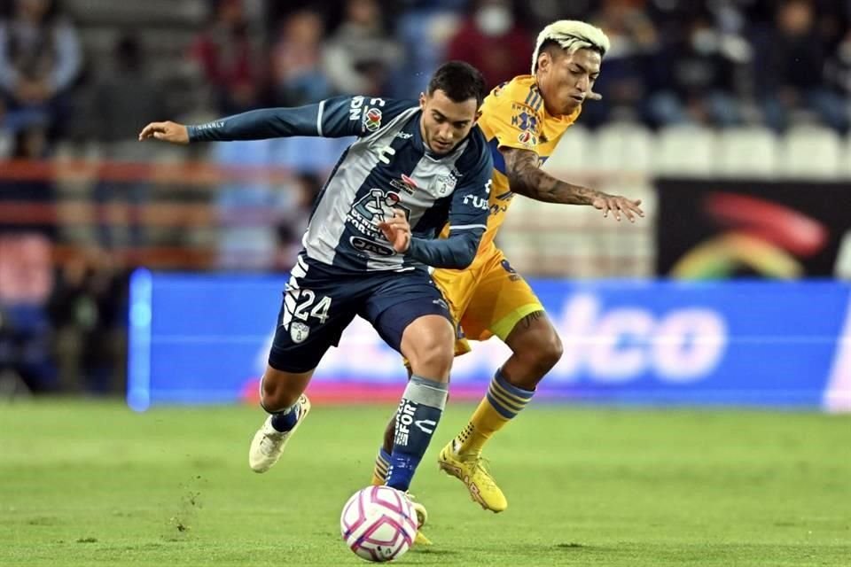 Los jóvenes Luis Chávez y Raymundo Fulgencio peleando la esférica en media cancha.