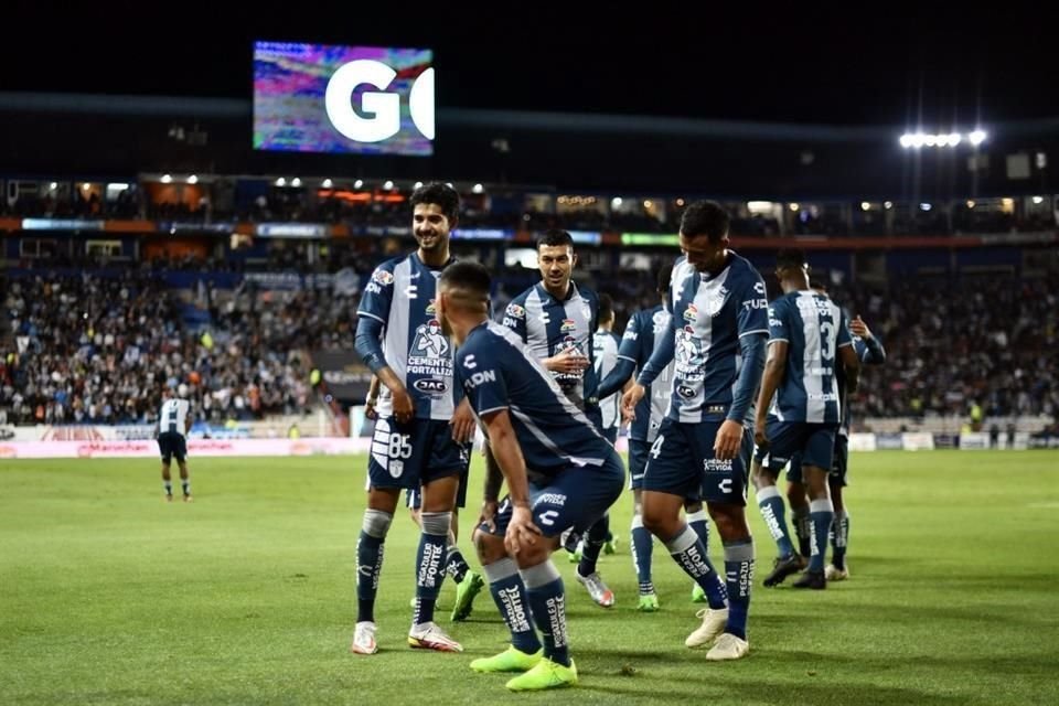 Víctor Guzmán y su festejo con baile tras el primer gol del partido.