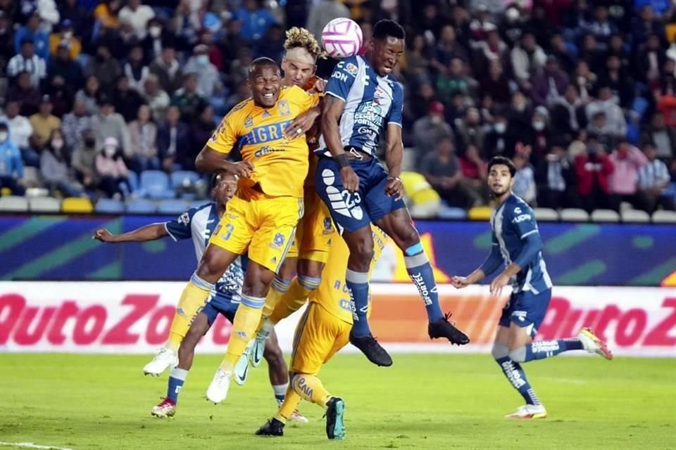 Samir Caetano, Igor Lichnovsky y Oscar Murillo buscando conectar el balón en los aires.