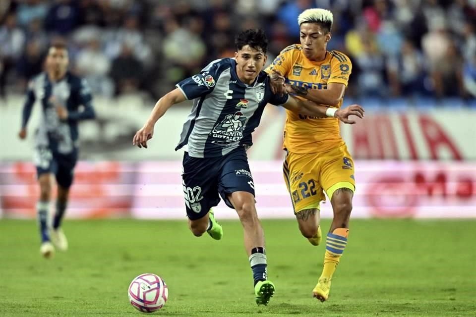 Kevin Álvarez y Raymundo Fulgencio a toda velocidad por la cancha del Estadio Hidalgo.