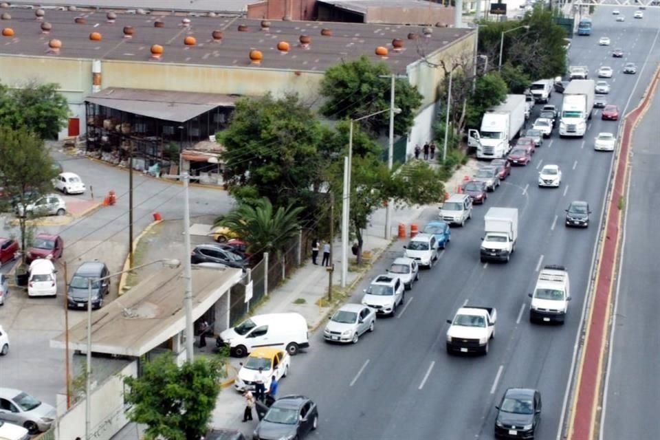 Los vehículos hacen fila en dos de los carriles de Manuel L. Barragán, afectando el flujo de automóviles.