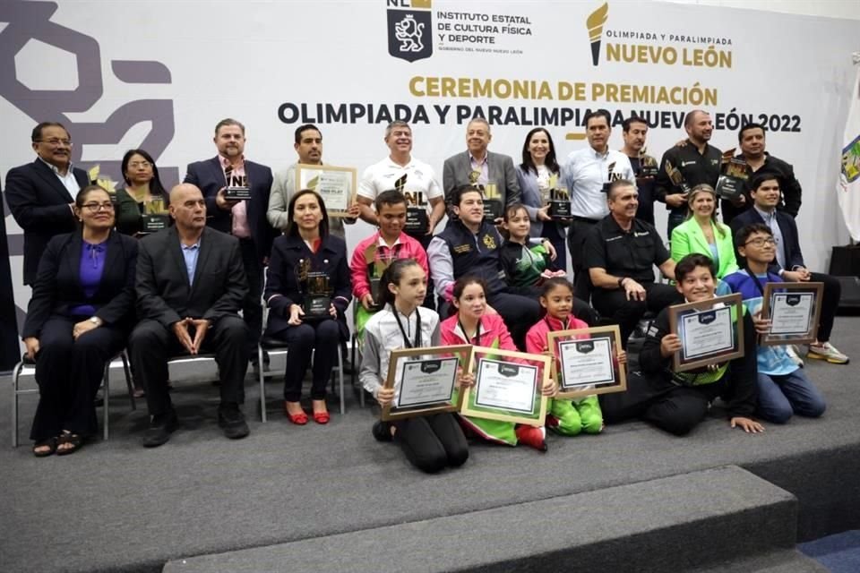 El Gobernador Samuel García premió a los ganadores de la olimpiada y paralimpiada.
