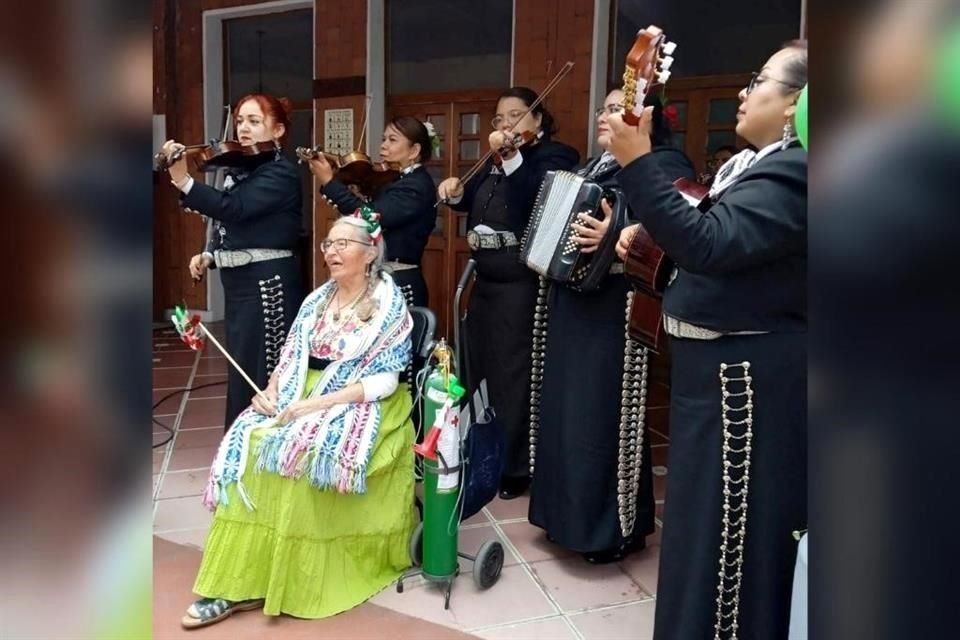 Una banda de mariachi durante una sesión musical con personas mayores que apoya el Centro Mexicano Alzheimer.