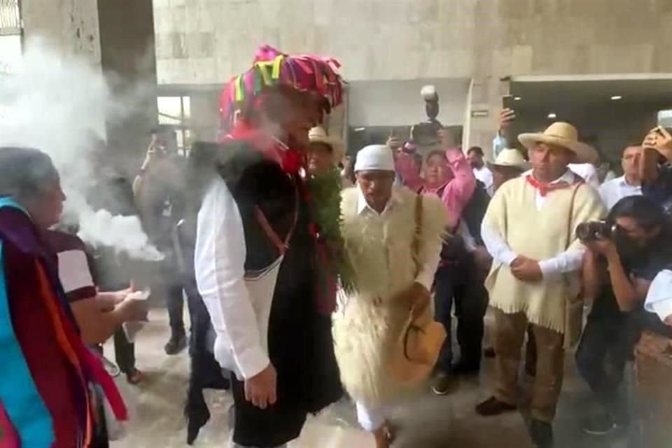 Adán Augusto López, titular de Segob, fue recibido en el Congreso de Chiapas por un grupo de indígenas que le practicó una 'limpia'.