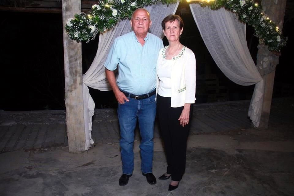Alejandro Pérez Muraira y Dora Elia Hinojosa de Pérez