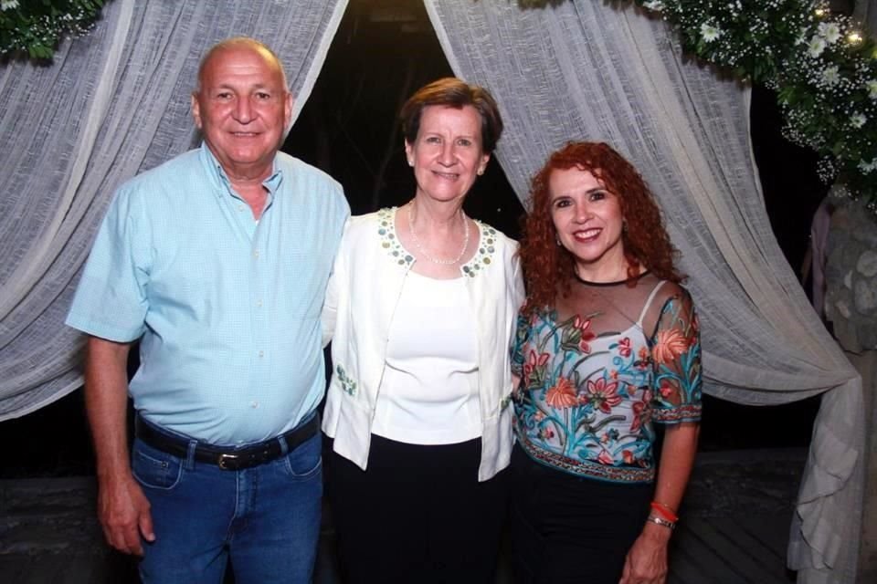 Alejandro Pérez Muraira, Dora Elia Hinojosa de Pérez y Lupita Lozano de Villarreal
