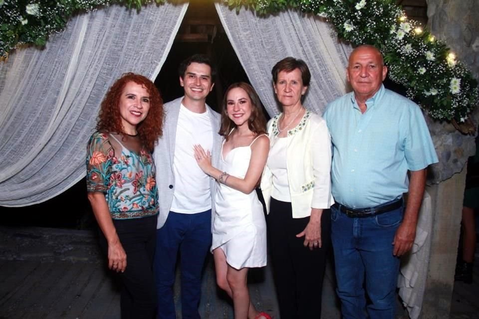 Lupita Lozano de Villarreal, Bernardo Villarreal Lozano, María Eugenia Pérez Hinojosa,  Dora Elia Hinojosa de Pérez y Alejandro Pérez Muraira