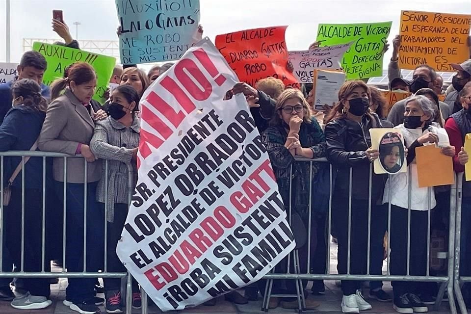 El Presidente, Andrés Manuel López Obrador fue recibido con protestas de decenas de empleados del sindicato municipal contra el Alcalde de Morena, Eduardo Gattás.