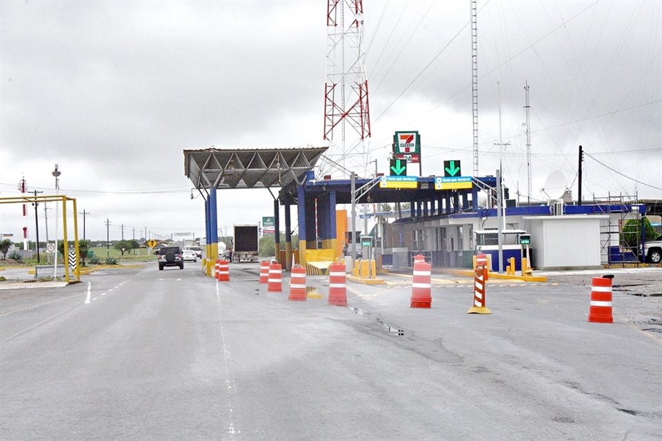 Regios denunciaron que, de regreso a Monterrey, al pasar la garita fueron atacados en la autopista por hombres armados. 