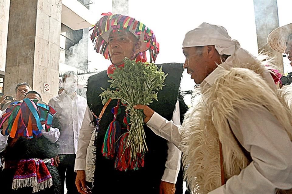 Adán Augusto López, titular de Segob, fue recibido en el Congreso de Chiapas por un grupo de indígenas que le practicó una 'limpia'.