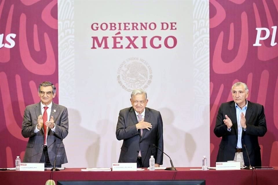 Américo Villarreal (izq. a der.), Gobernador de Tamaulipas; Andrés Manuel López Obrador, Presidente, y Adán Augusto López, Secretario de Gobernación.