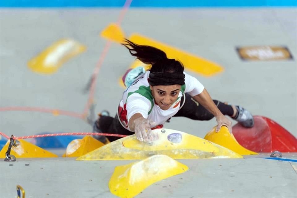 La escaladora iraní Elnaz Rekabi fue recibida como heroína a su llegada a su llegada a Teherán, después de competir sin hiyab, que es obligatorio para los deportistas de la República Islámica.