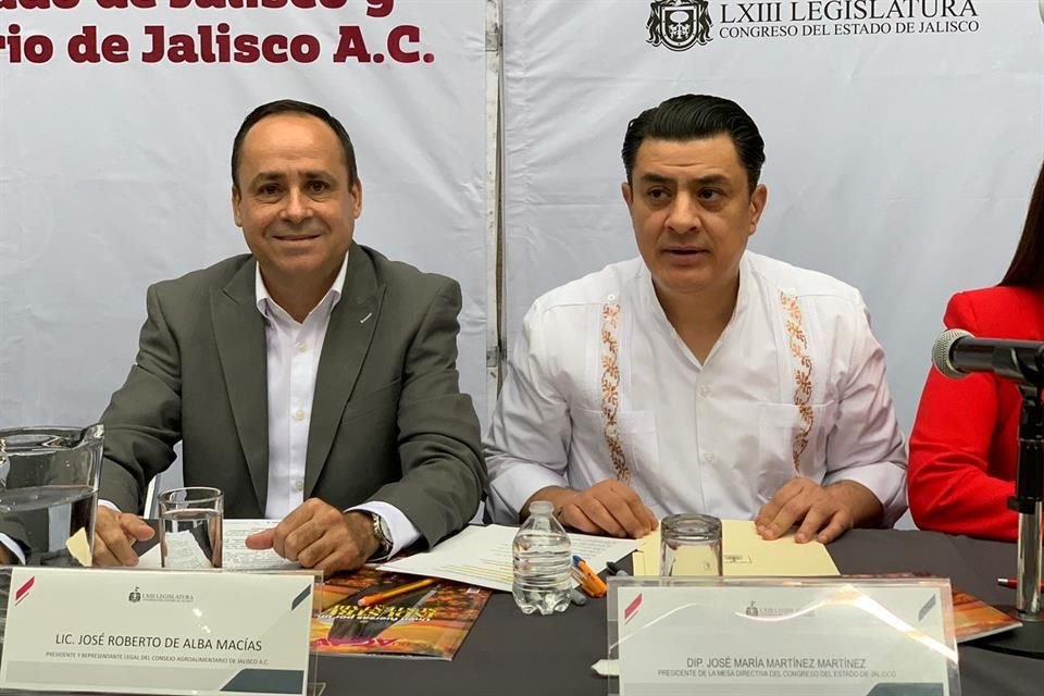 El diputado José María Martínez (der.) y el presidente del Consejo Agroalimentario de Jalisco, Roberto de Alba Macías, signaron un convenio de colaboración para armar iniciativas legislativas.