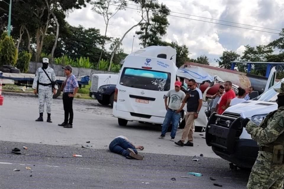 Testigos dijeron que la camioneta en la que viajaban migrantes iba a exceso de velocidad.