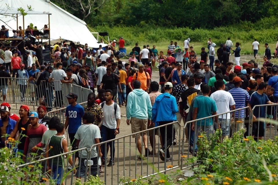 Migrantes, en su mayoría venezolanos, varados ayer en San Pedro Tapanatepec, Oaxaca.