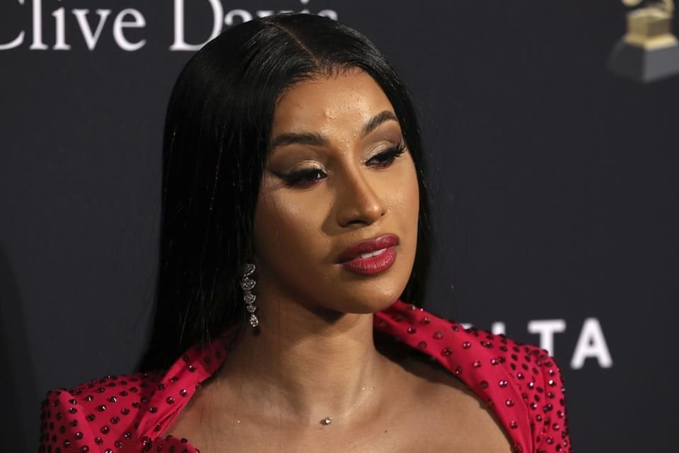 Cardi B enfrenta una demanda por utilizar el tatuaje de un hombre como elemento en la portada del álbum 'Gangsta Bitch Music, Vol. 1'.